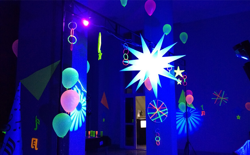 Estrela, bexigas e acessórios com efeito neon